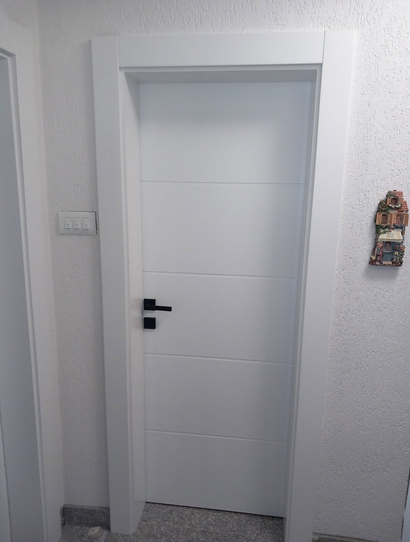 Bijelo krilo s urezanim linijama i crnom kvakom