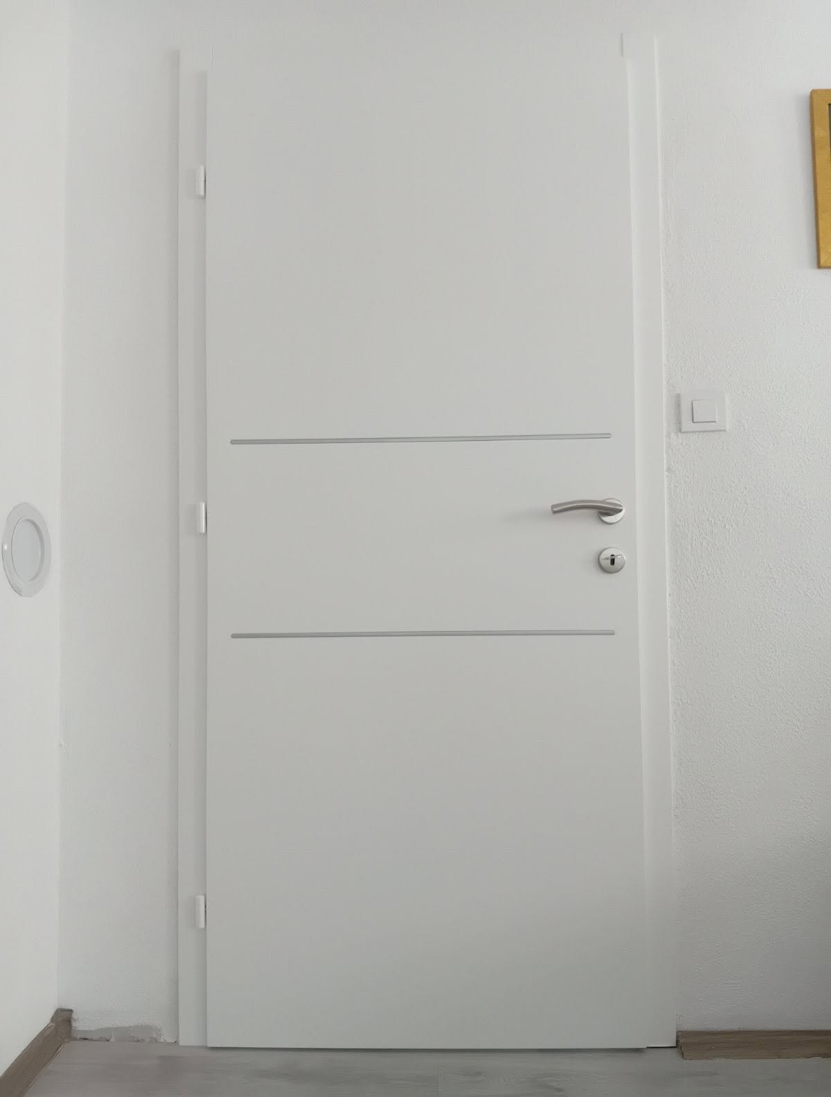 Bijelo krilo s dvije aluminijske lajsne u atipičnoj visini